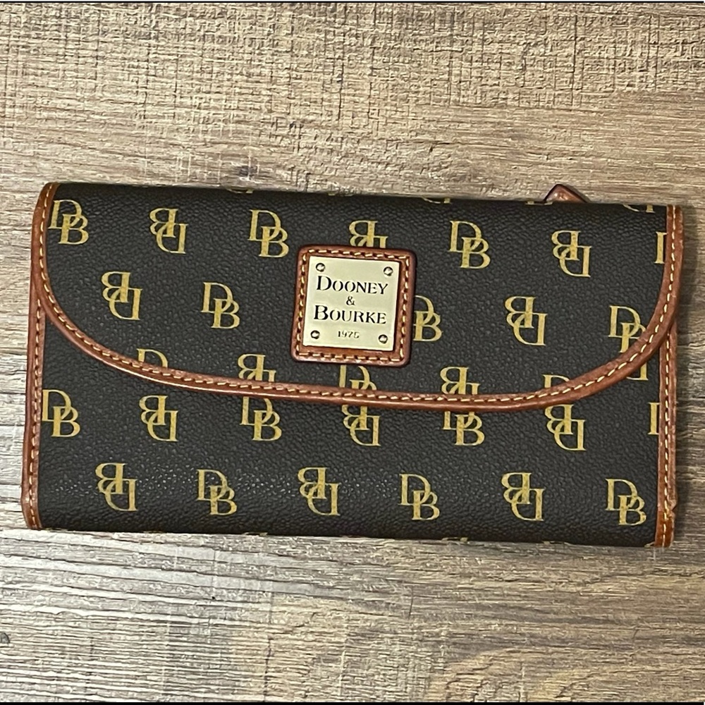 💸 Dooney & Bourke Brown Monogram Wallet